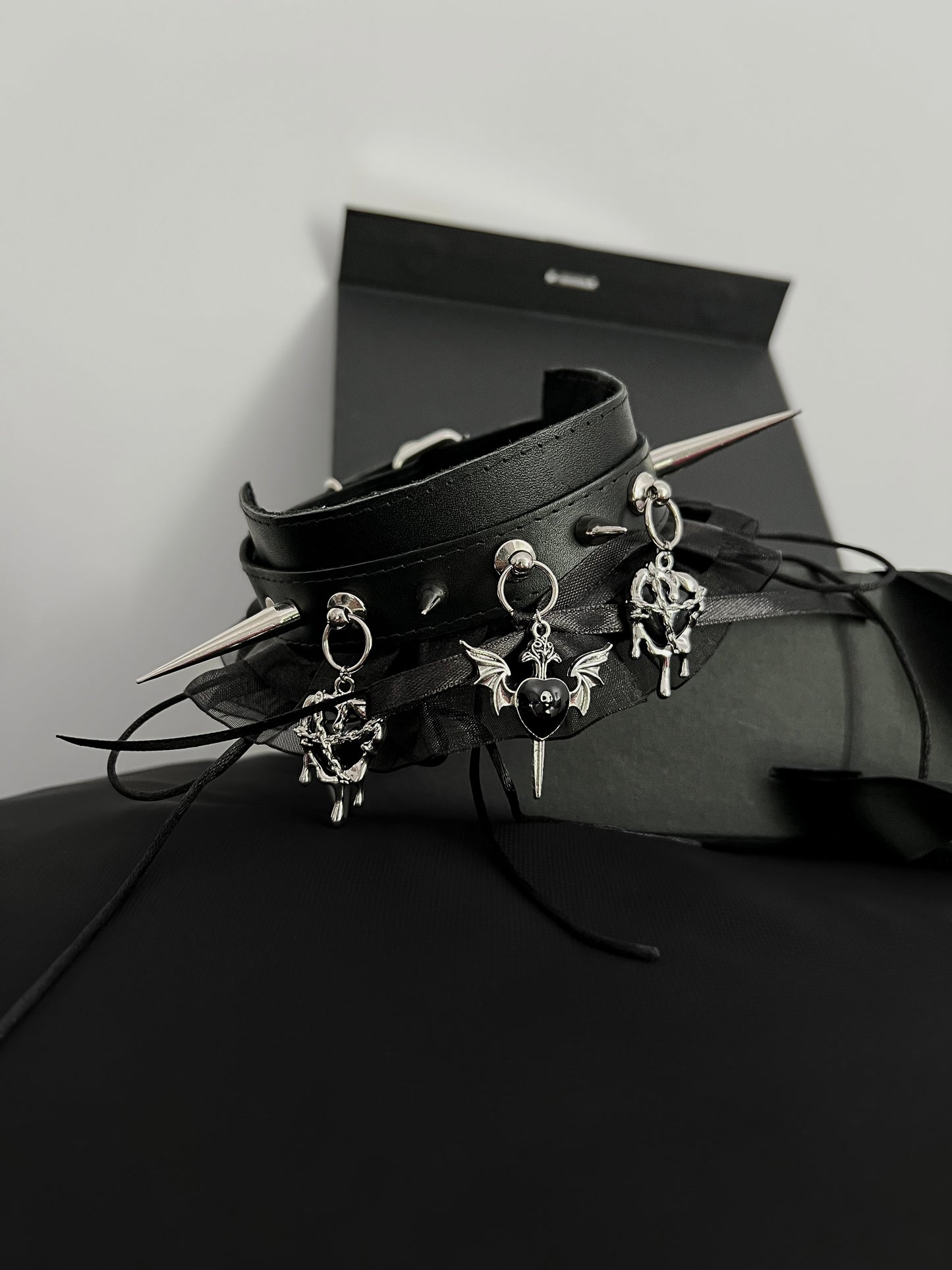 « Chained Heart Spiked » Leather Choker